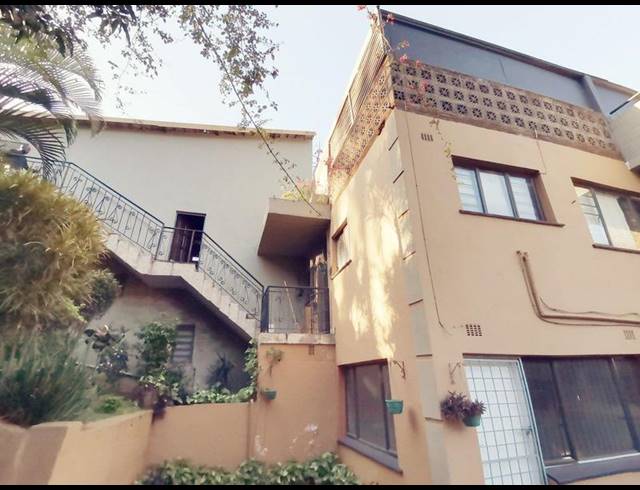 10 BEDROOM HOUSE FOR SALE IN CLARE HILLS